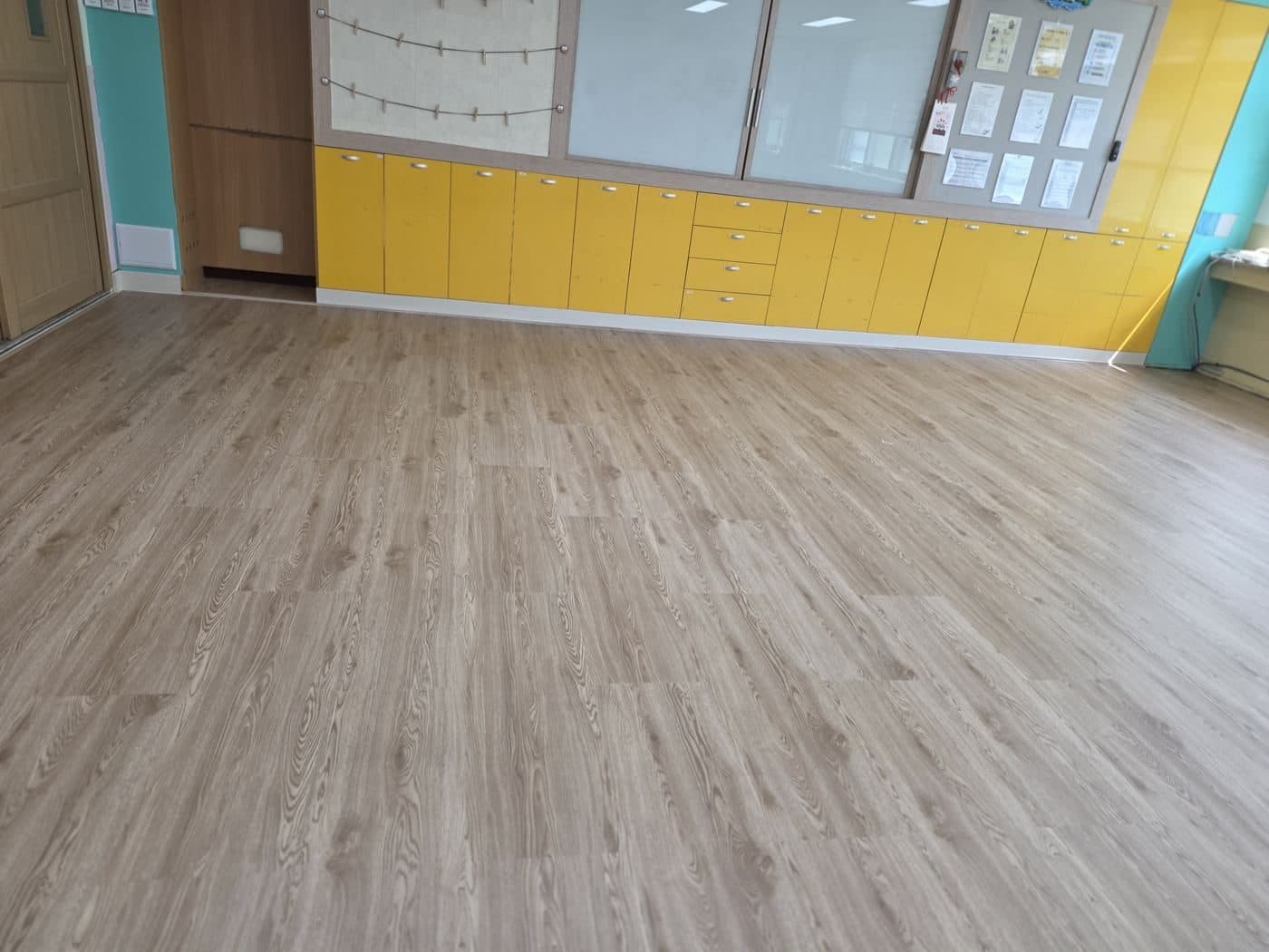 SPC 전열마루를 시공한 교실 — 밝은 오크 톤 마루