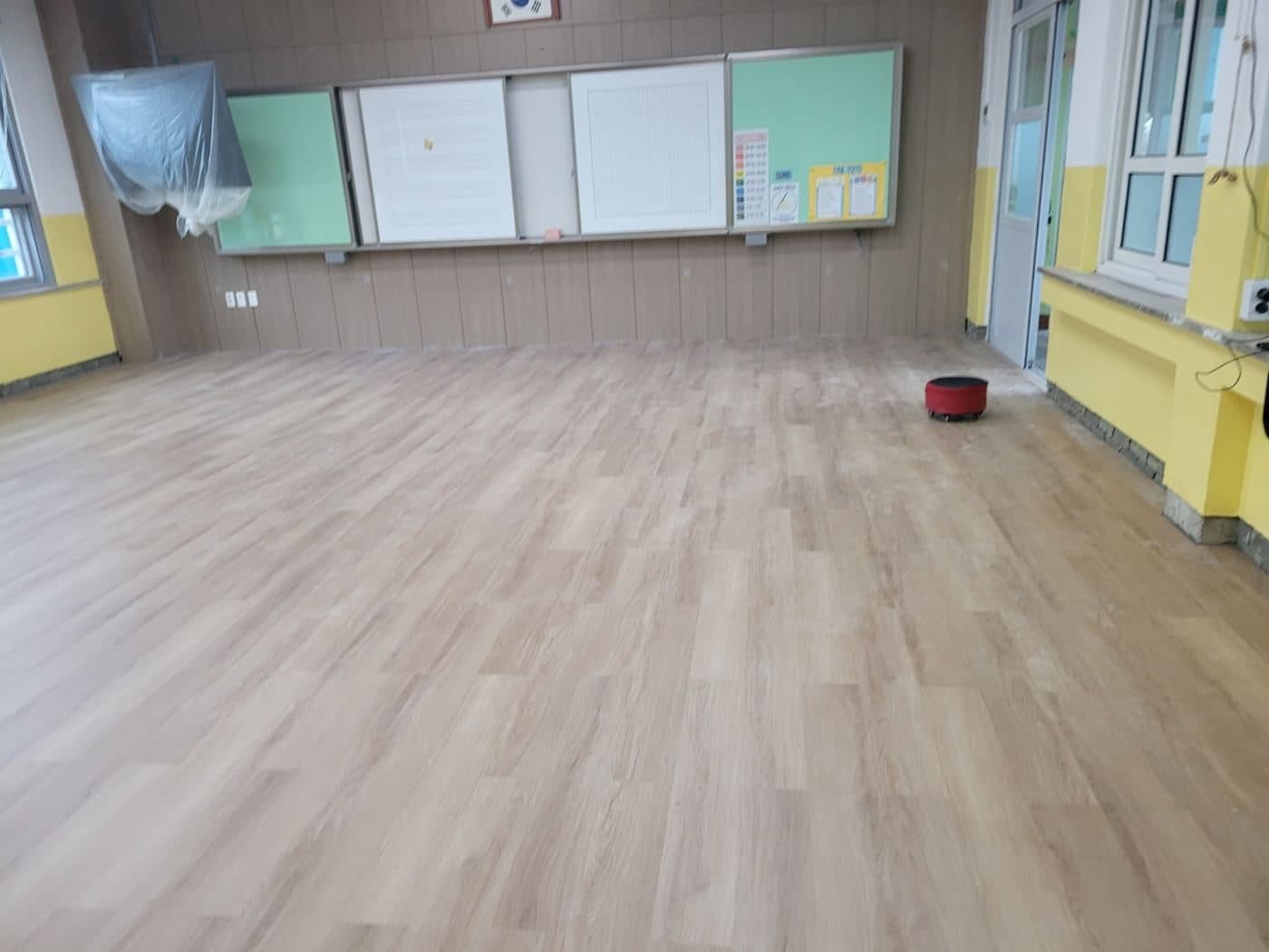 SPC 전열마루 덧방 시공을 마친 교실